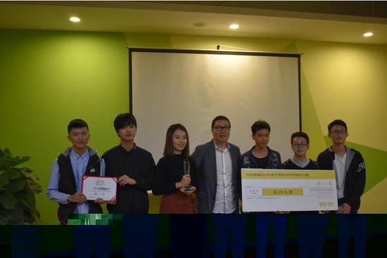 嘉賓為獲獎選手頒獎