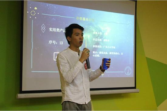 參賽選手在進行作品展示